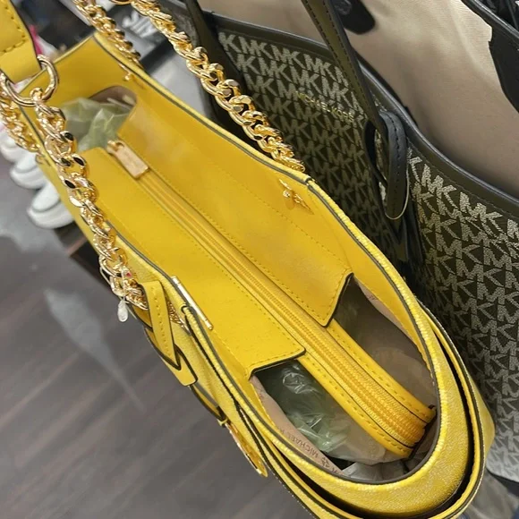 Michael Kors Jet Set Large Signature Logo Chain Shoulder Tote
DAISY YELLOW
NWT - Picture 4 of 16